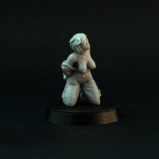 Female Reporter in trouble (28 mm)