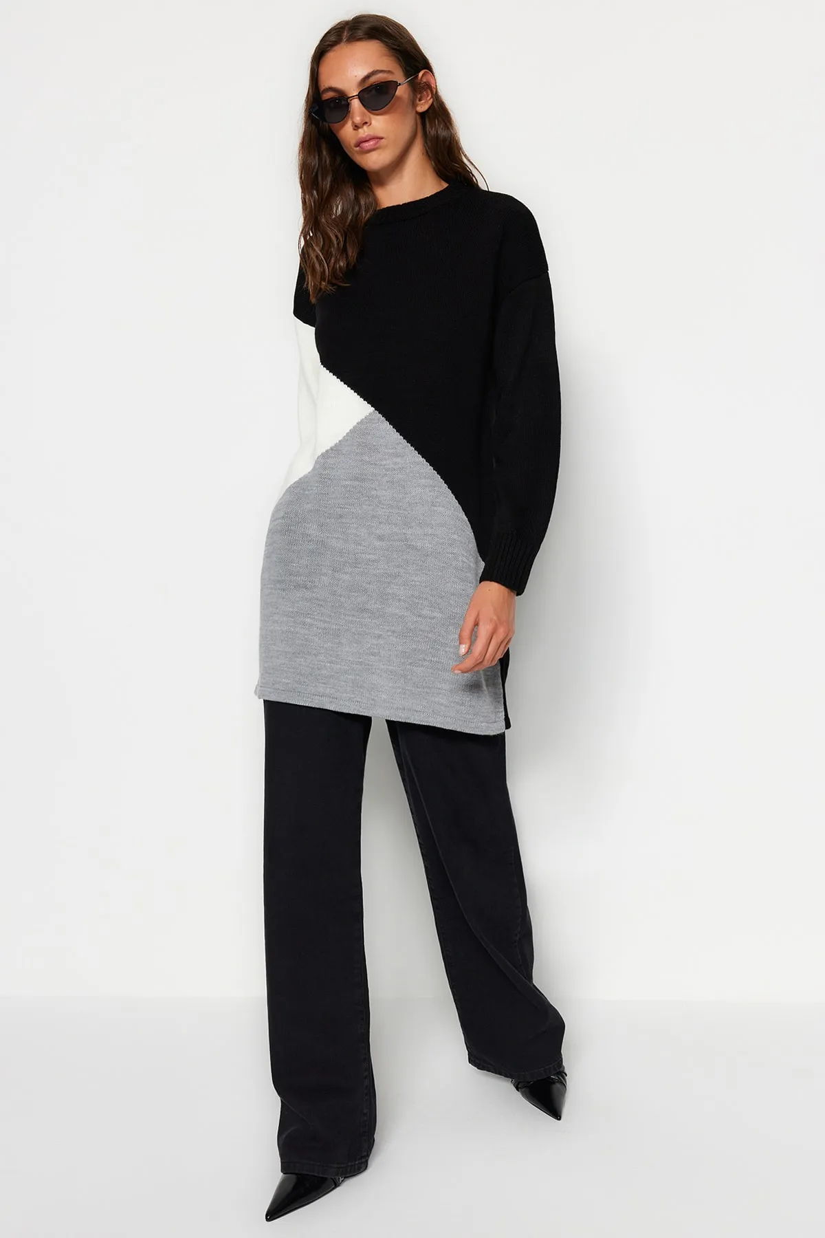 Trendyol Modest  Schwarzer Farbblock-Strickpullover TCTAW24AK00008