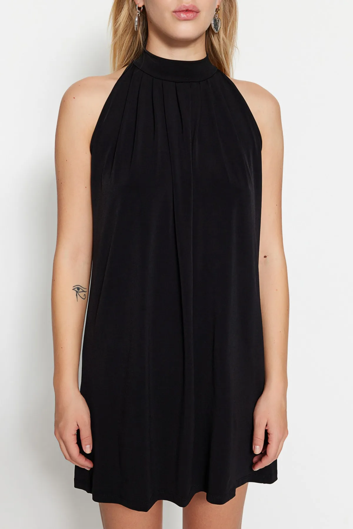 Trendyol Collection  Schwarzes Mini-Stretch-Strickkleid mit Neckholder TWOSS23EL00754