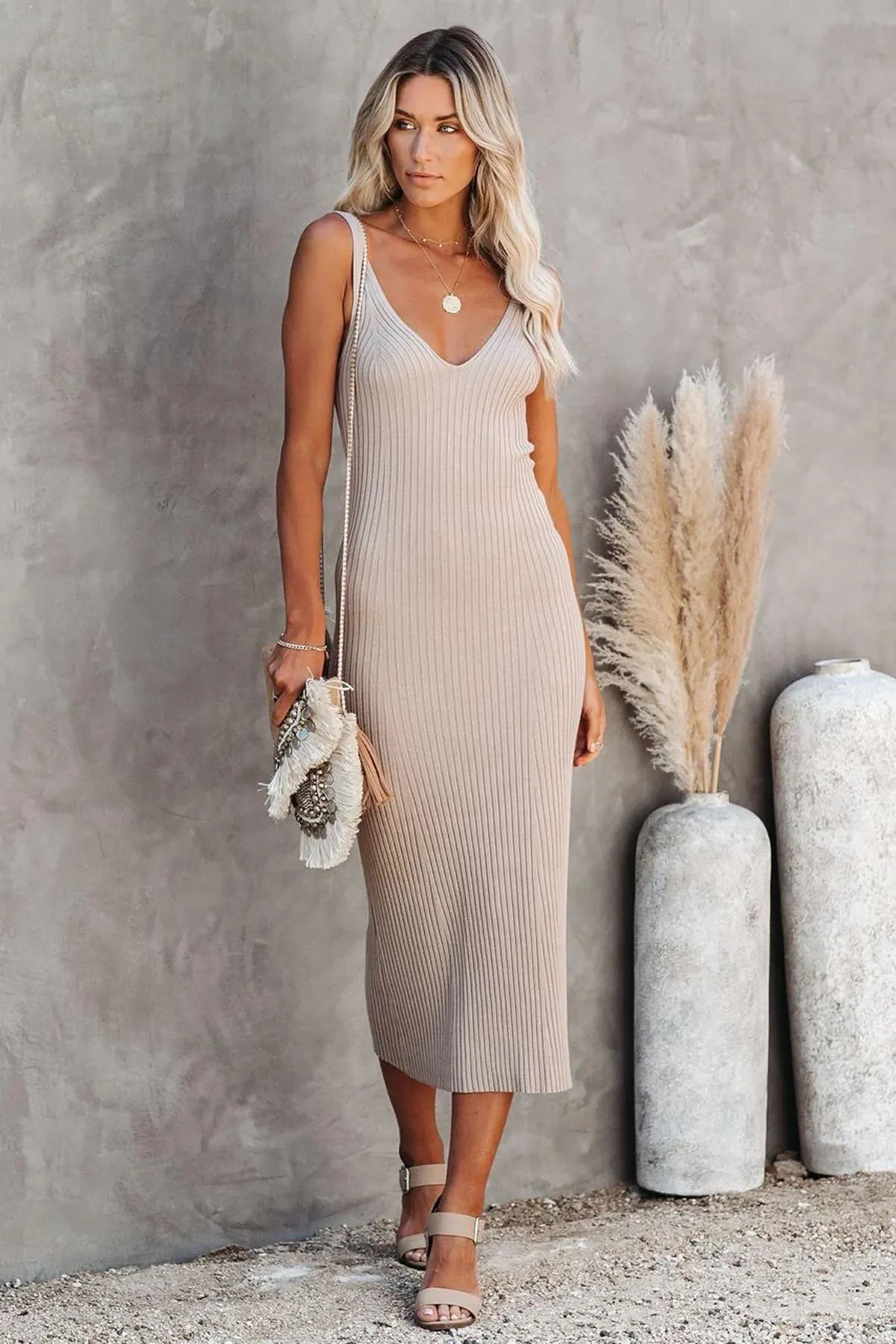 Madmext  Beiges langes Strickkleid mit V-Ausschnitt und Trägern Mg1724