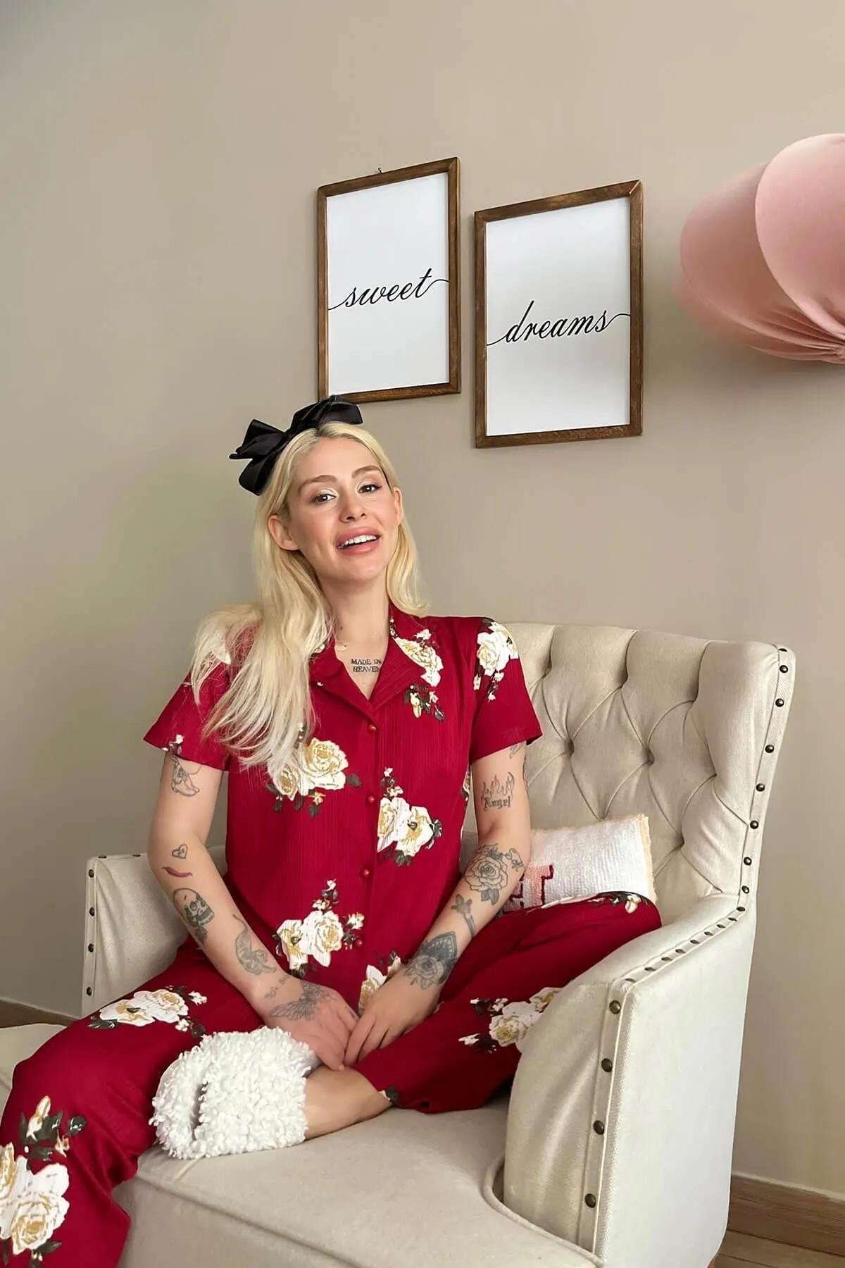 Pijamaevi  Burgunderfarbener Damen-Pyjama mit Blumenmuster, gestrickt, vorne geknöpft, kurzärmlig