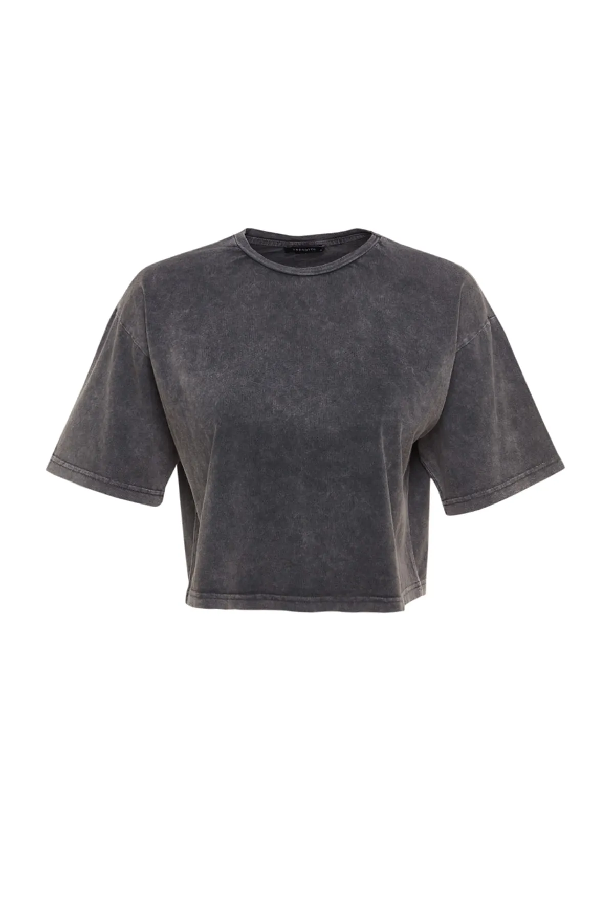Trendyol Collection  Anthrazitfarbenes, kurz geschnittenes Strick-T-Shirt aus 100 % Baumwolle mit verblasstem Effekt auf der Rückseite und Rundhalsausschnitt TWOSS23TS00116