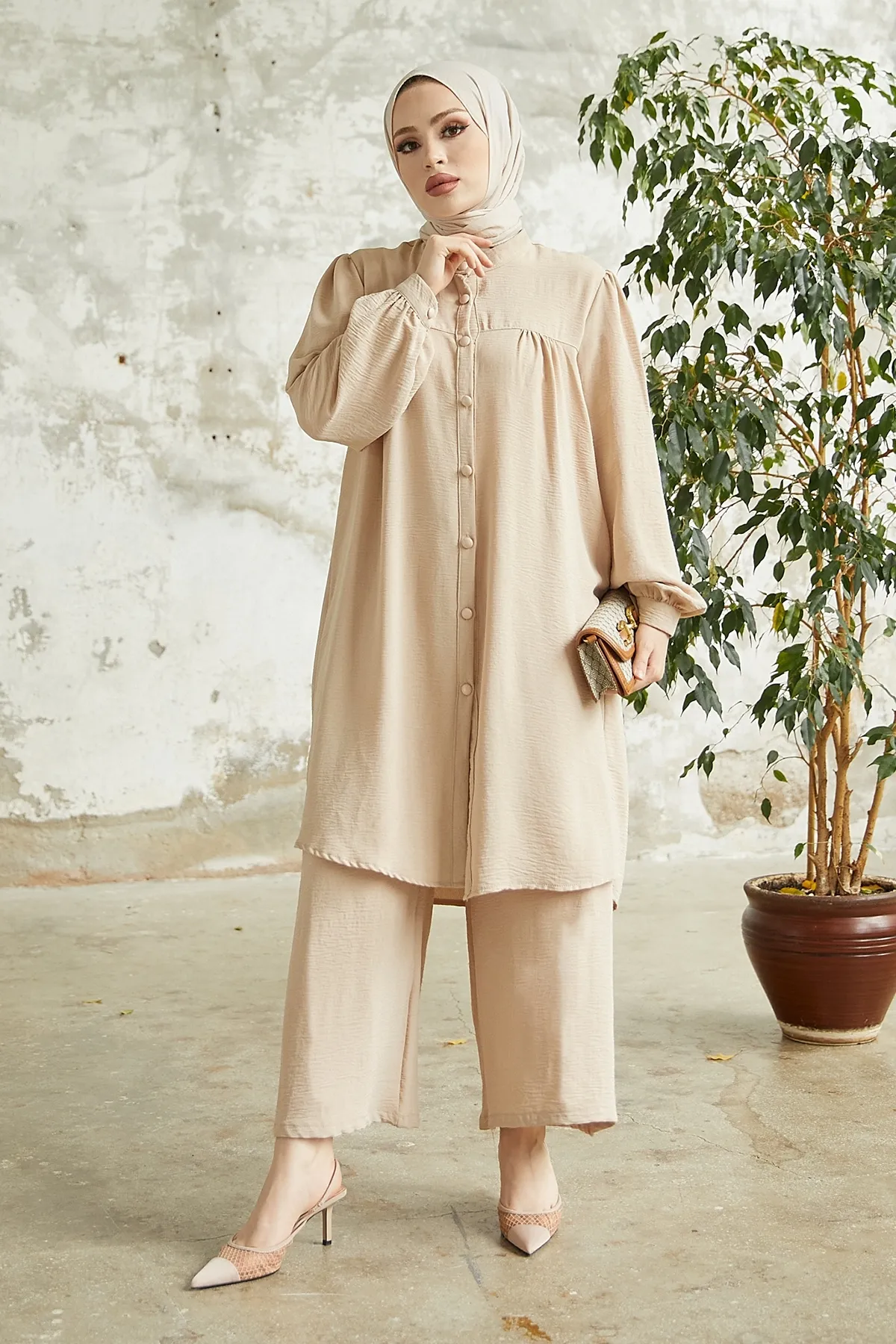 InStyle  Arfa Ayrobin geknöpfter Freizeitanzug – Beige