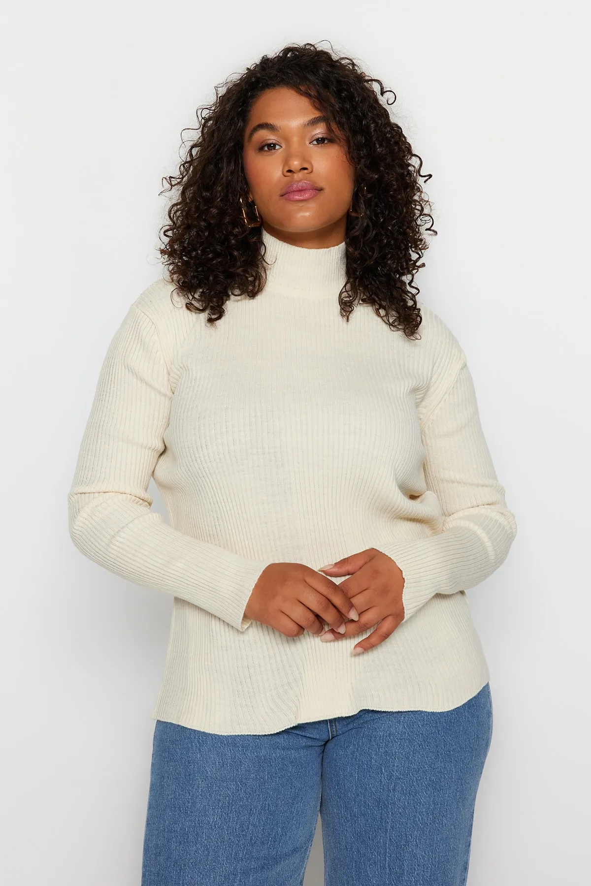 Trendyol Curve  Dünner Strickpullover - Cremefarben, halber Rollkragen, TBBAW23AN00022