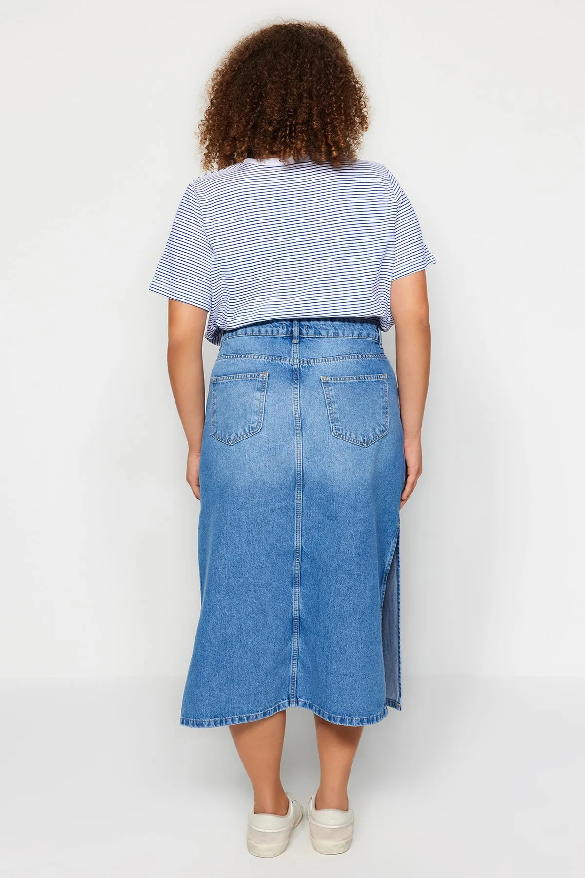 Trendyol Curve  Blauer Jeansrock mit Schlitz TBBSS23AZ00055