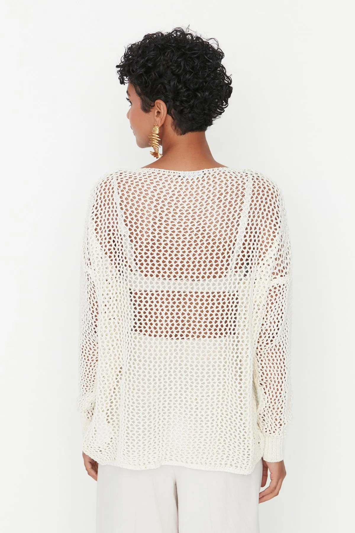 Trendyol Collection  Ecrufarbener, extra weiter Baumwoll-Strickpullover mit Lochmuster TWOAW20FV0184