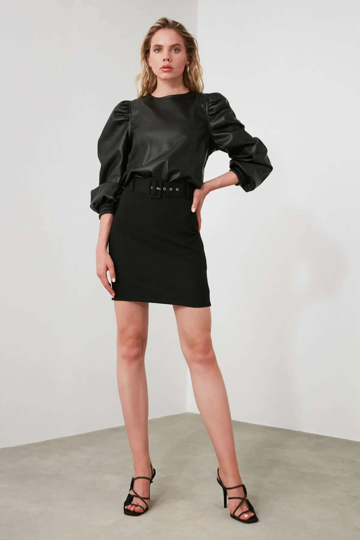 Trendyol Collection  Gerade geschnittener Bleistift-Minirock - Schwarzes Gürteldetail, gewebt, TWOSS19ST0201