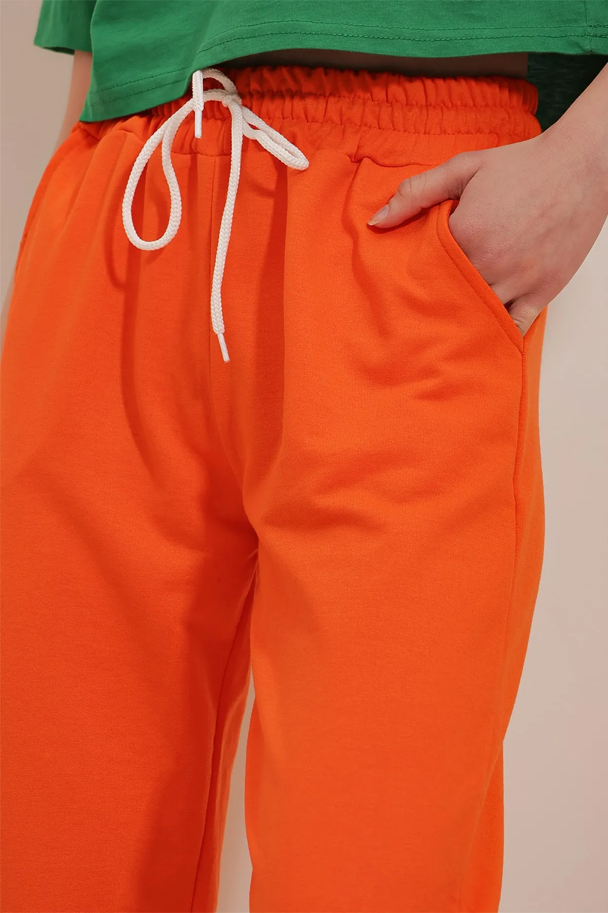 Trend Alaçatı Stili  Orangefarbene Basic-Jogginghose für Damen mit elastischem Bund und Beinen ALC-X5902