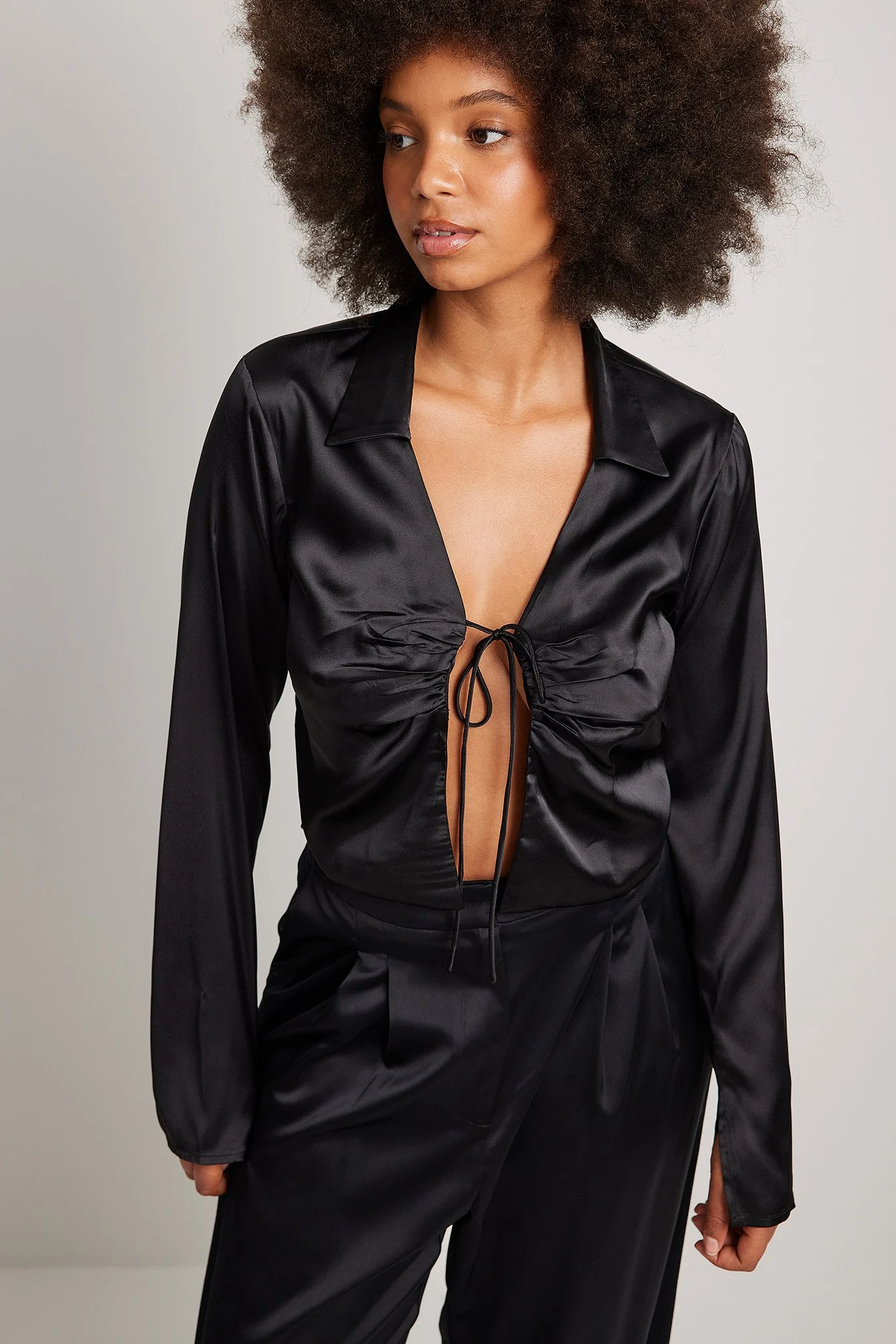 Langärmlige Satin-Bluse mit Schnürung vorne