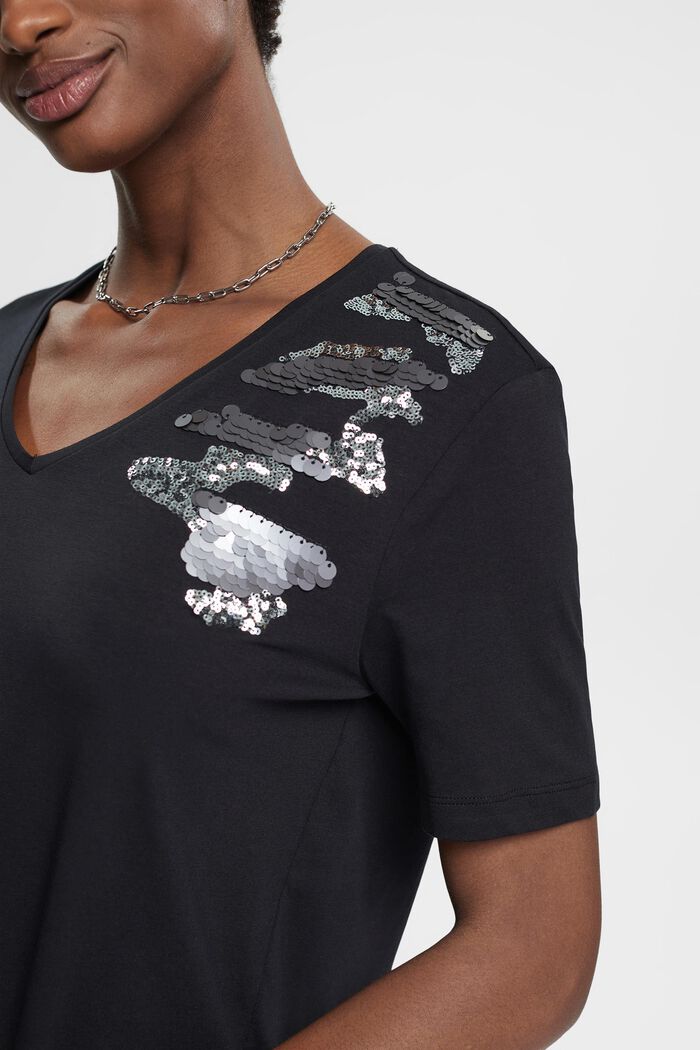 T-Shirt mit V-Ausschnitt und Pailletten