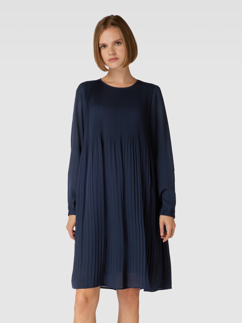 Knielanges Kleid mit Plisseefalten in marineblau