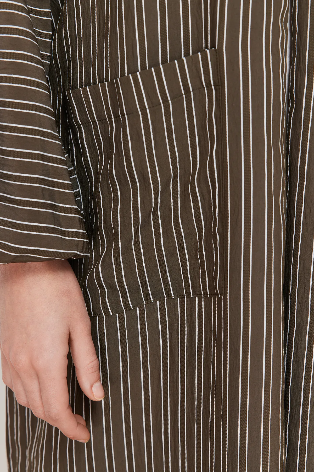 Trendyol Modest  Khakifarbene lange, gestreifte, gewebte Mütze in Leinenoptik & Ferace & Abaya TCTSS24KF00003