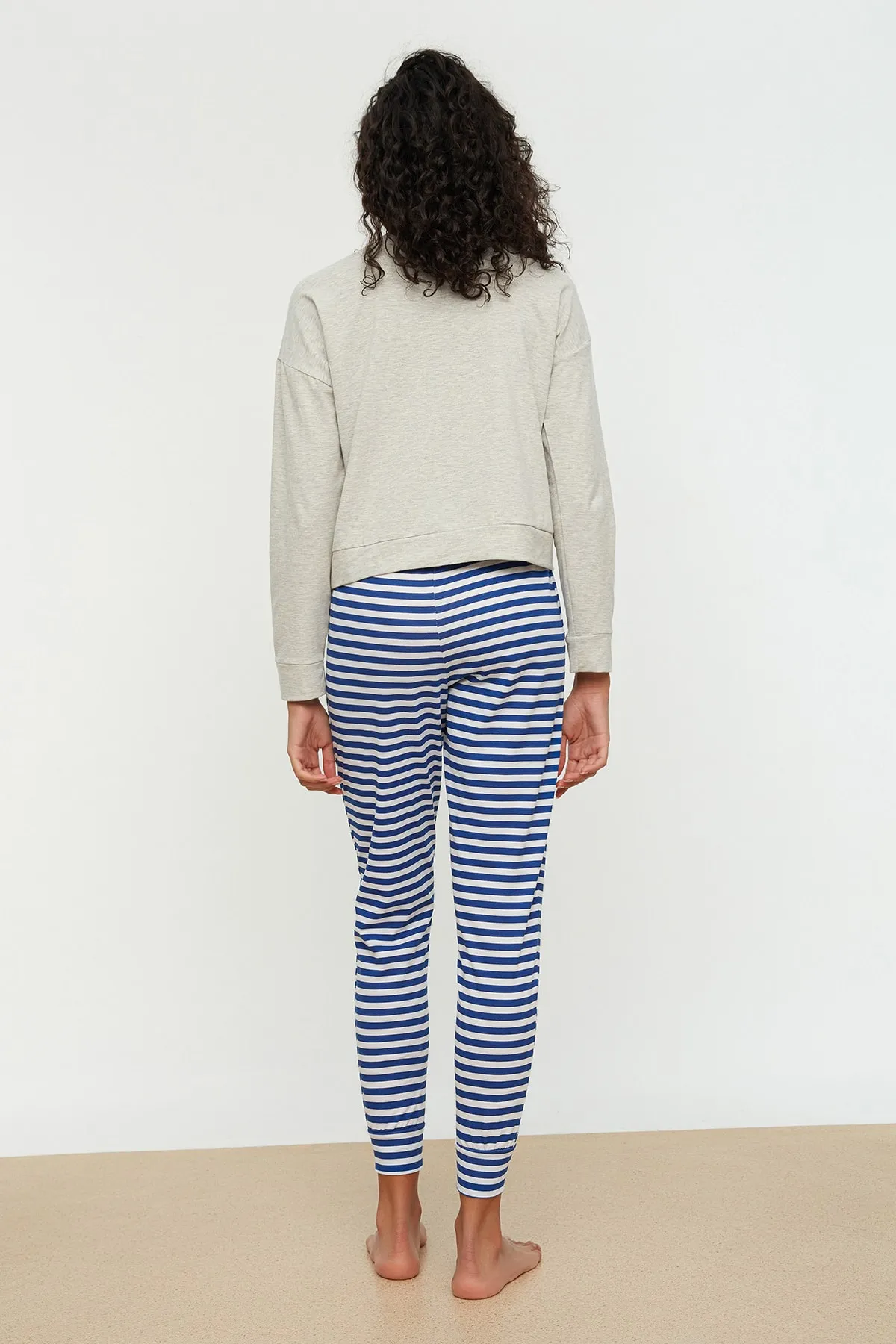 Trendyol Collection  Mehrfarbiges, bedrucktes T-Shirt-Jogger-Pyjama-Set aus 100 % Baumwolle mit Strickmuster THMAW21PT0240