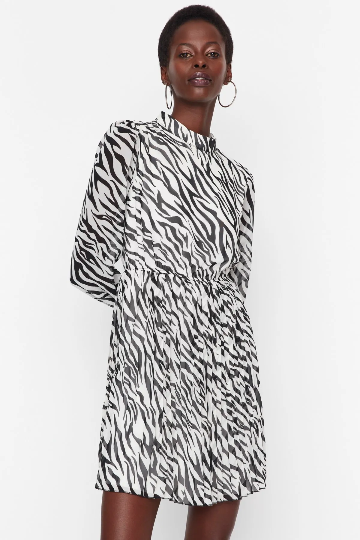 Trendyol Collection  Schwarzes, plissiertes Mini-Webkleid in A-Linie TWOAW21EL1009