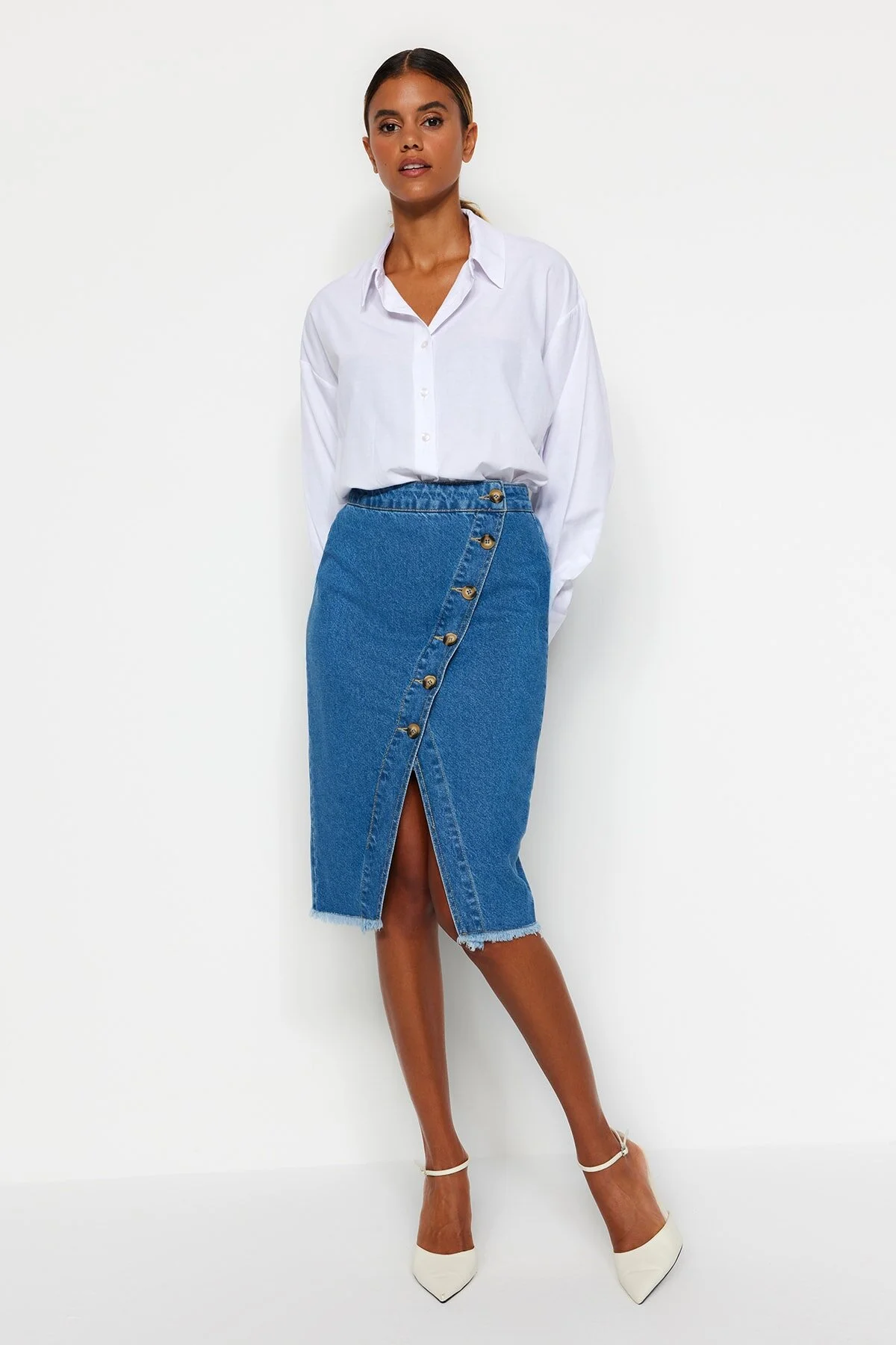 Trendyol Collection  Blauer Midi-Jeansrock mit Schlitz und Knopfdetail TWOSS20ET0494