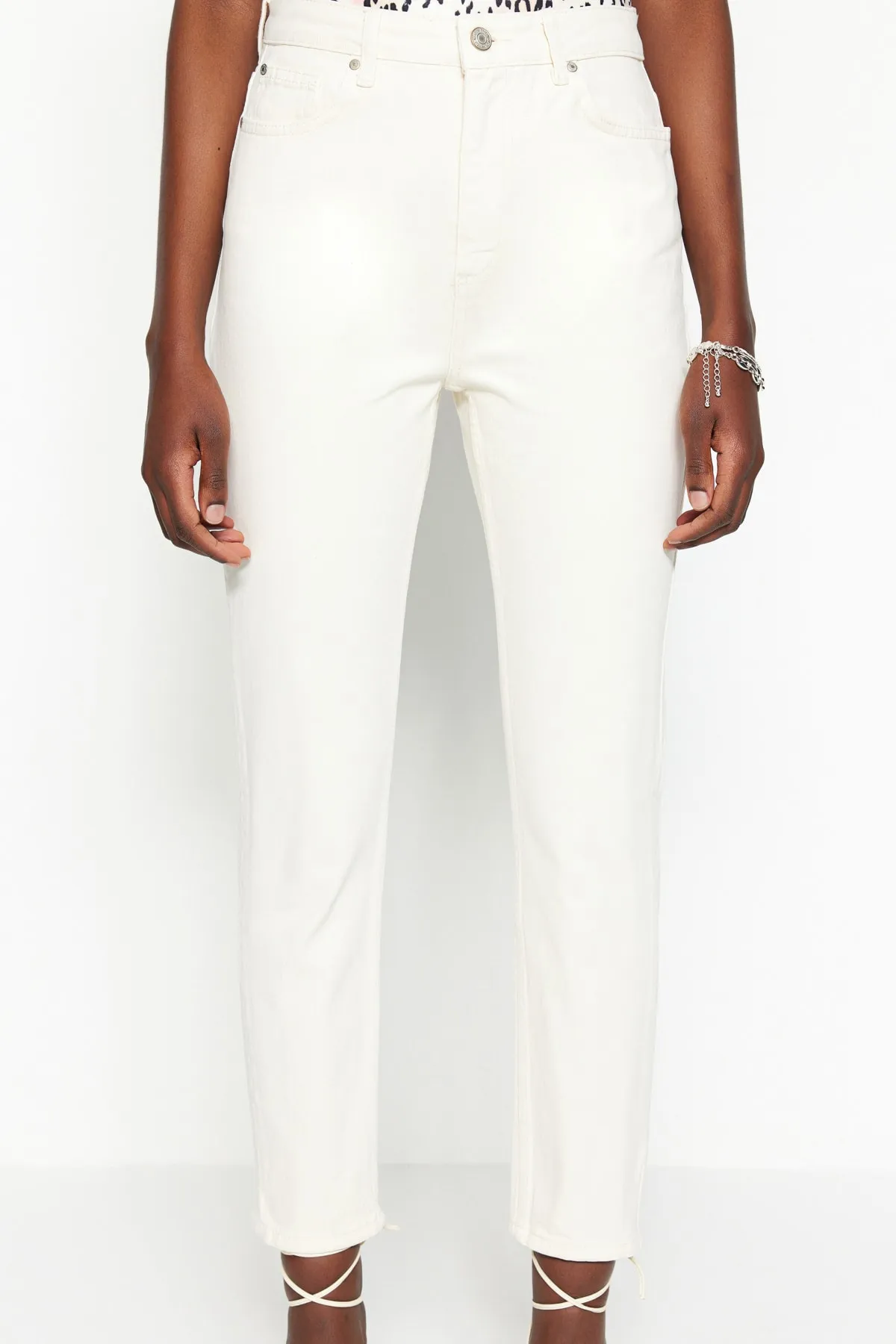 Trendyol Collection  Beigefarbene Mom-Jeans mit hoher Taille TWOSS22JE0678