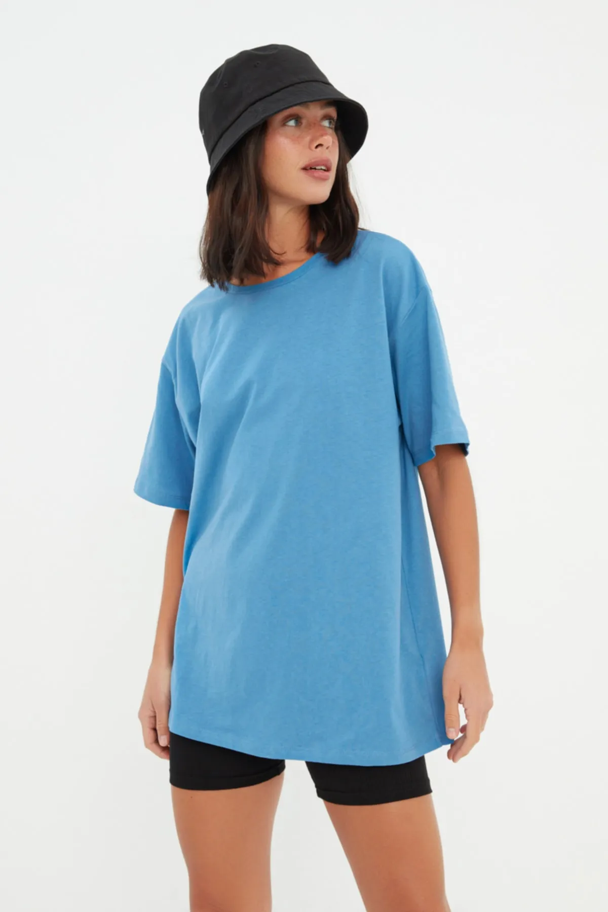 Trendyol Collection  Indigofarbenes Strick-T-Shirt aus 100 % Baumwolle mit Slogan-Print, Boyfriend-Passform und Rundhalsausschnitt TWOSS22TS2168