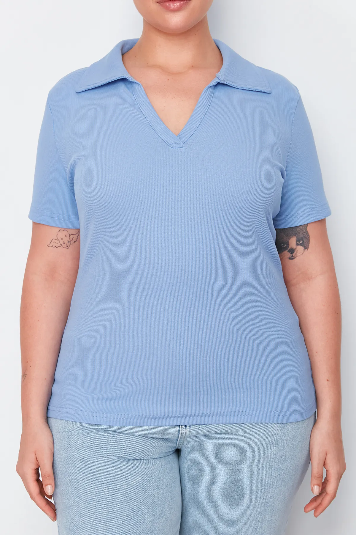 Trendyol Curve  Blaue, figurbetonte Strickbluse mit Polokragen TBSSS22BZ0750