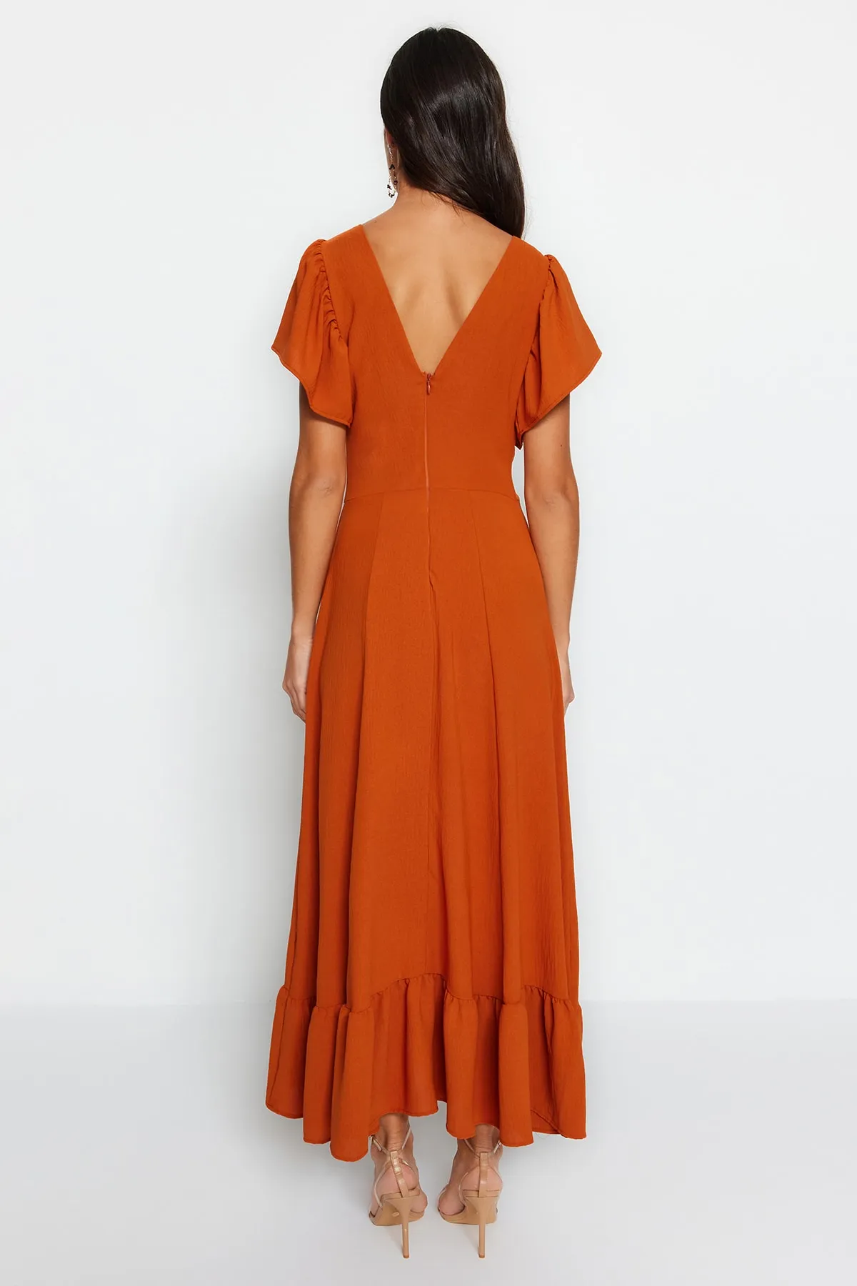 Trendyol Collection  Detailliertes Webkleid mit Zimtkragen TWOSS23EL02065