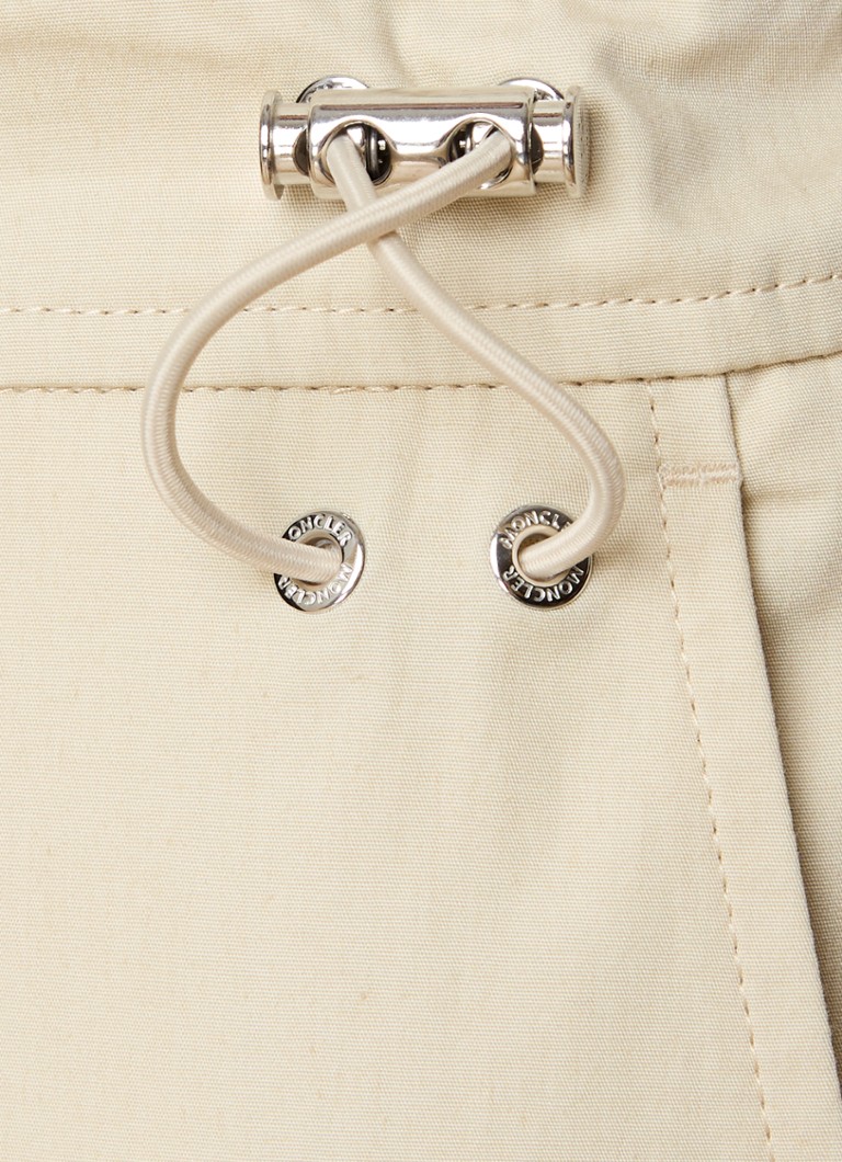 Pantaloni chino Moncler a gamba larga con logo ricamato e tasche laterali