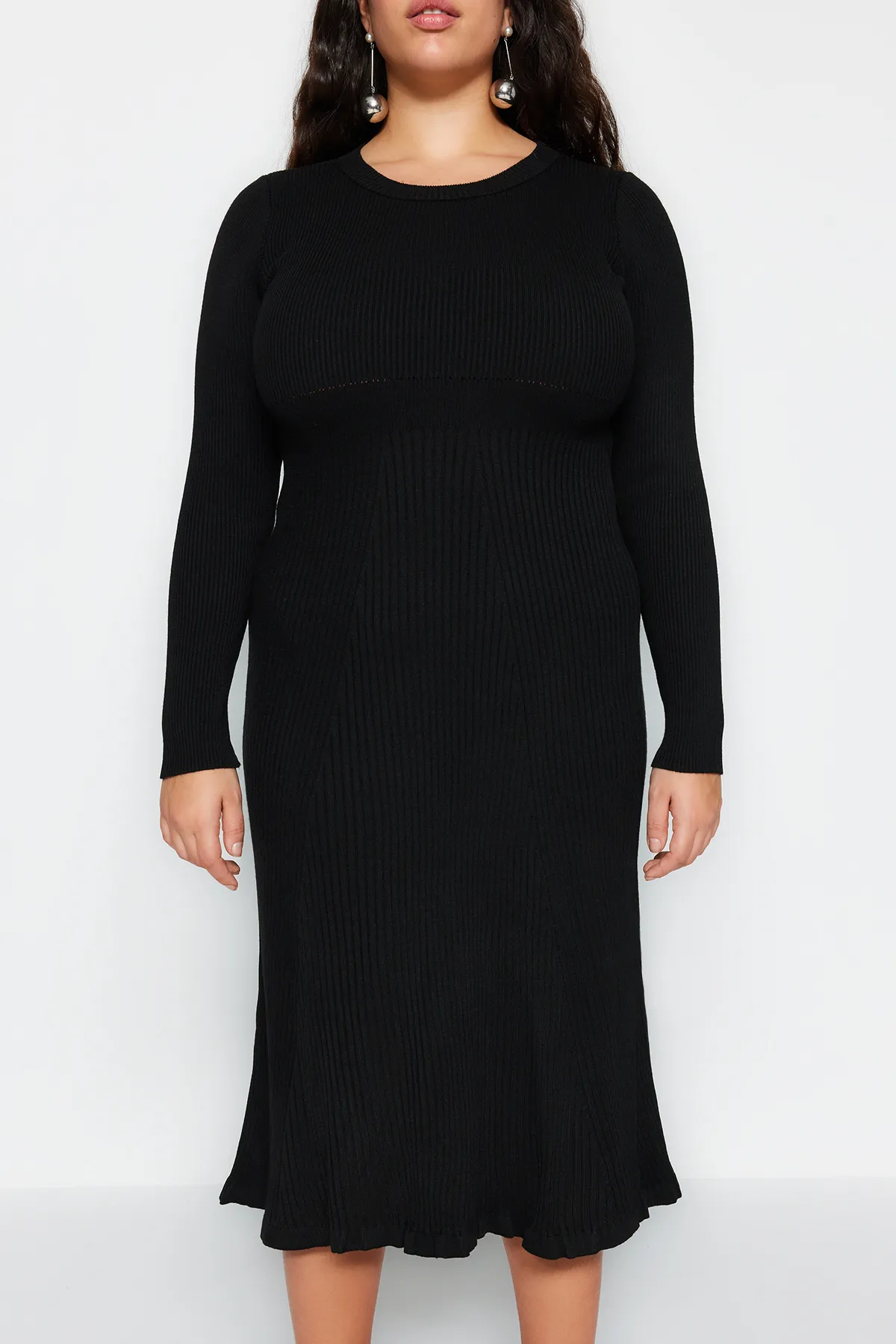 Trendyol Curve  Schwarzes Midi-Strickkleid mit Rundhalsausschnitt TBBAW24AH00021