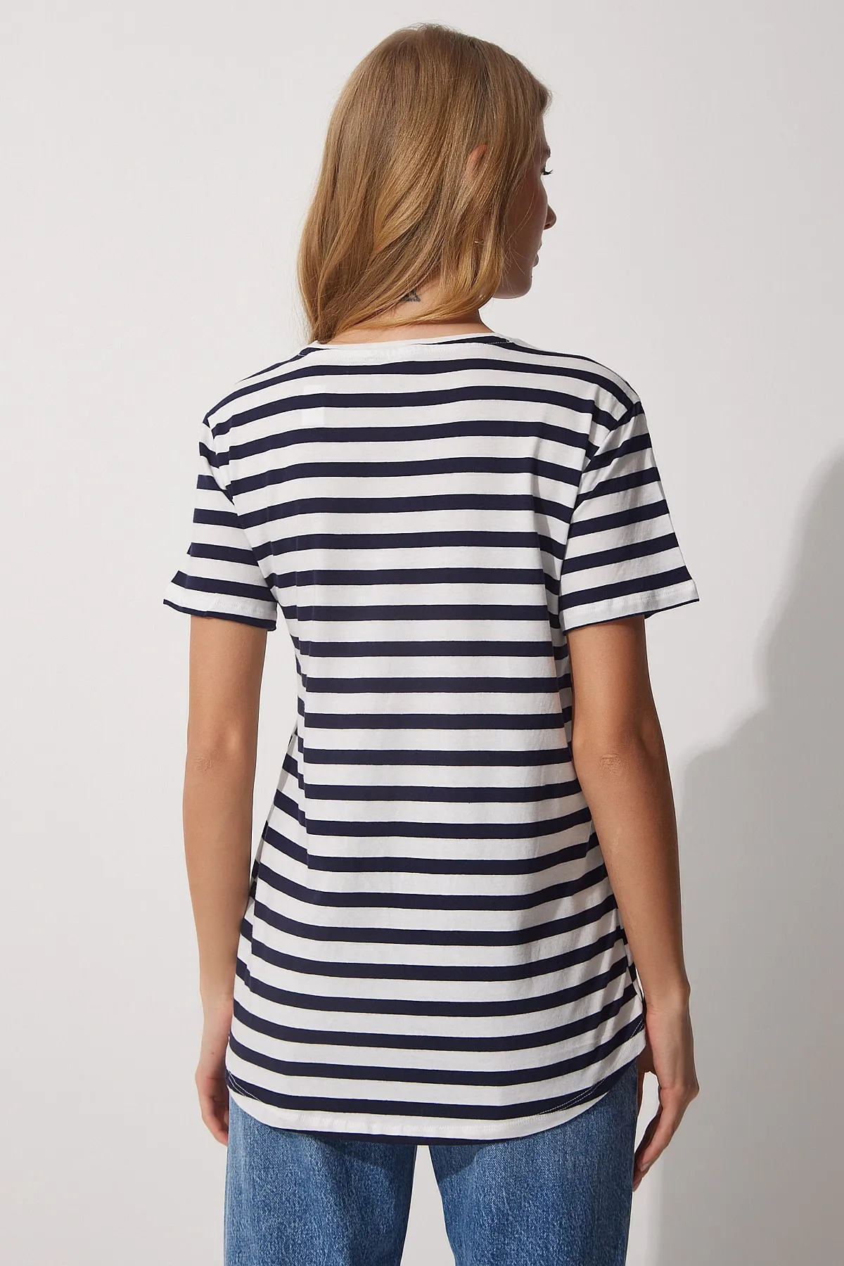 Happiness İstanbul  Bequemes gestreiftes Damen-T-Shirt mit Rundhalsausschnitt in Schwarz und Weiß AA00035