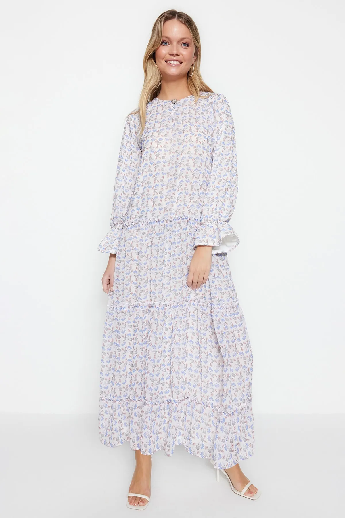 Trendyol Modest  Ecrufarbenes, floral gemustertes, gefüttertes Chiffonkleid mit Knopfleiste TCTSS23EB00270