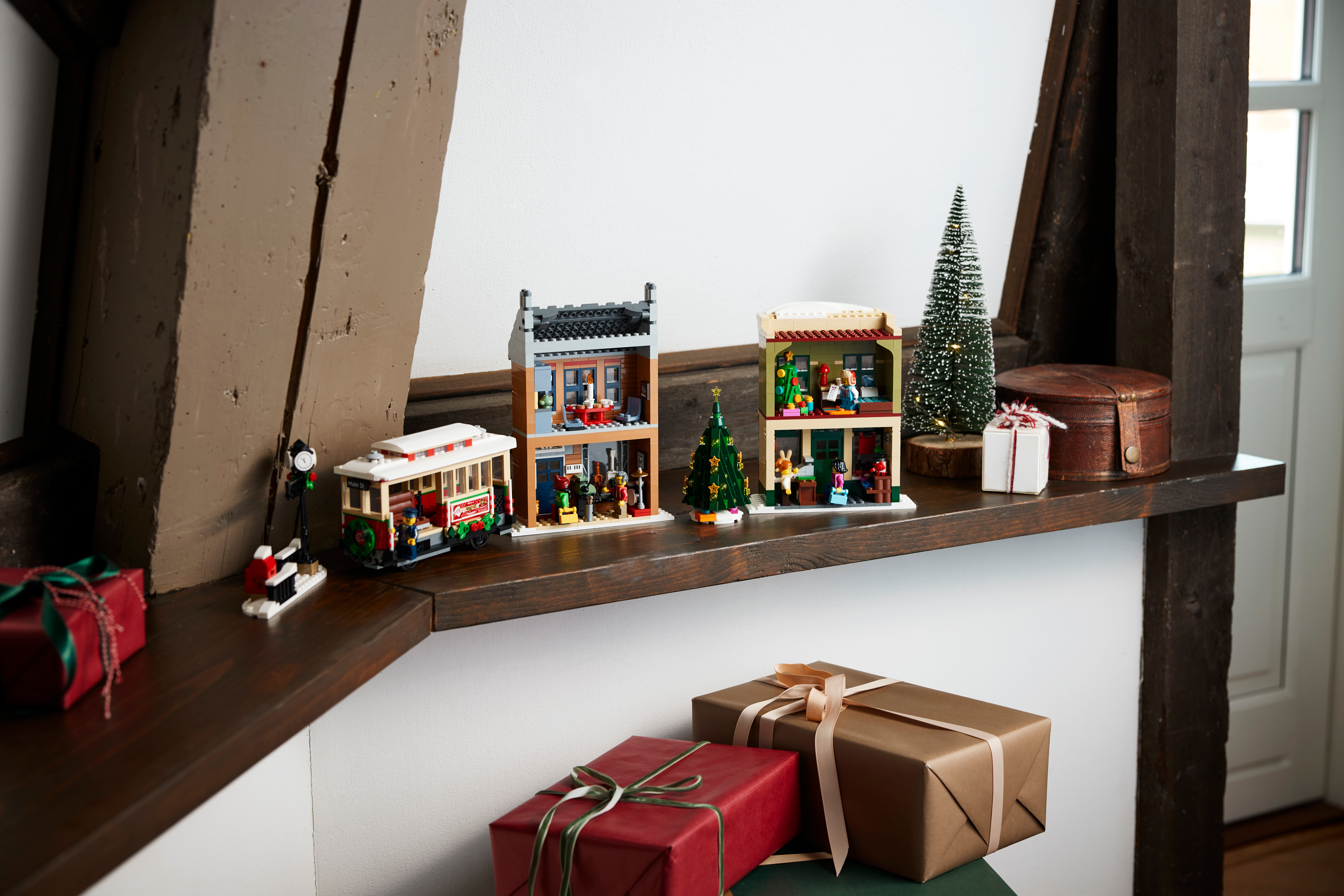 Weihnachtlich geschmückte Hauptstraße 10308
