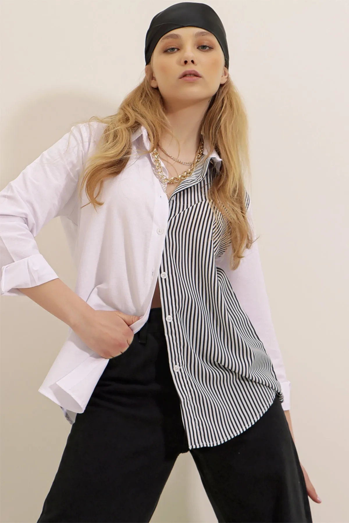 Trend Alaçatı Stili  Schwarz-weißes gewebtes Hemd mit Blockstreifen für Damen ALC-X8149
