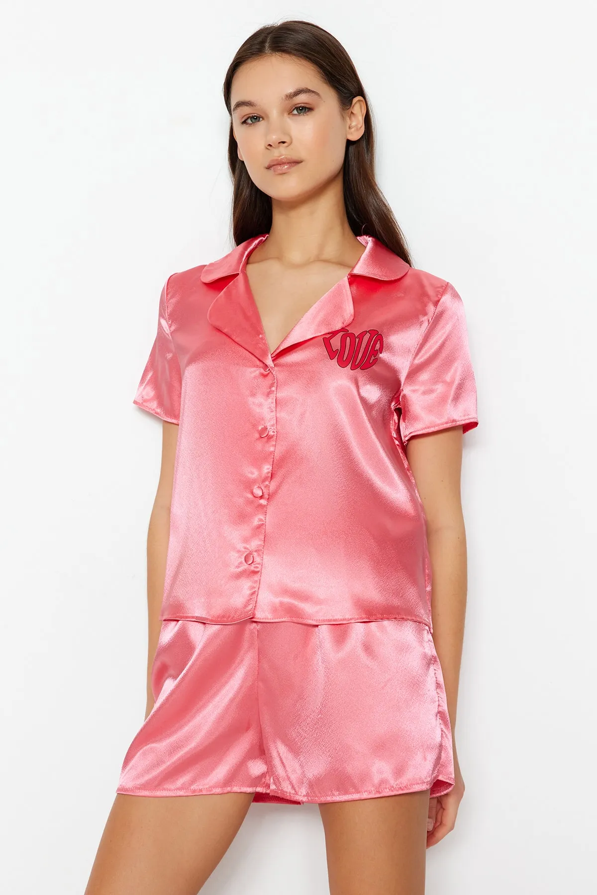 Trendyol Collection  Pyjama-Set aus gewebtem Hemd und Shorts aus Satin mit Slogan-Print in Rosa THMSS23PT00150