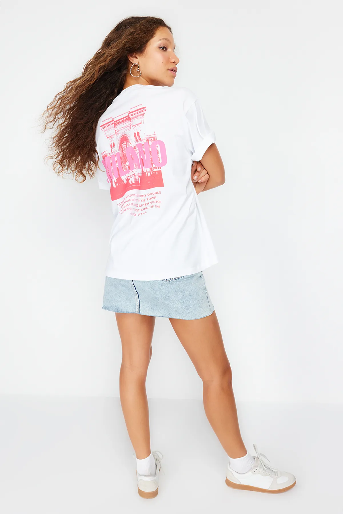 Trendyol Collection  Weißes, bedrucktes, übergroßes/weites Strick-T-Shirt mit Rundhalsausschnitt aus 100 % Baumwolle TWOSS24TS00066