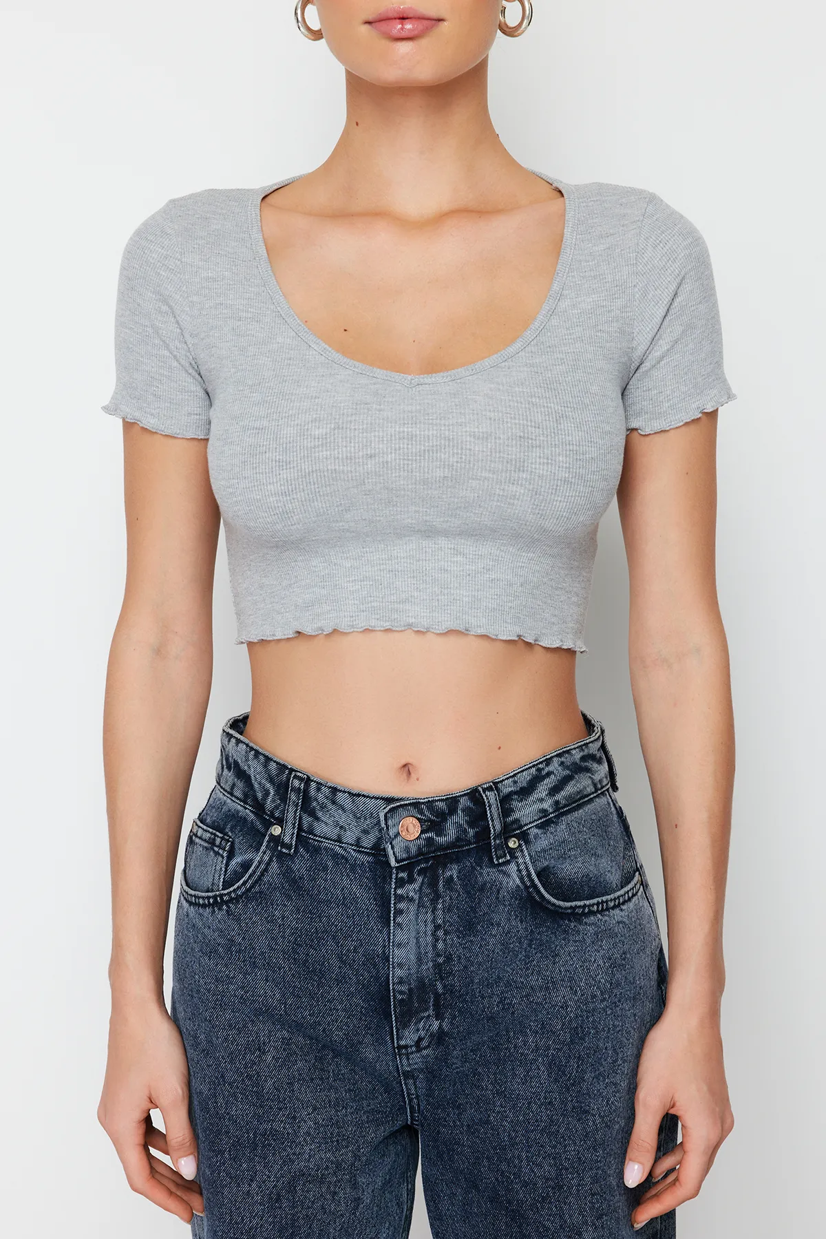 Trendyol Collection  Graue Melange-Baby-Overlock-Strickbluse mit Pool-Ausschnitt, detaillierte, bauchfreie, gerippte, dehnbare Strickbluse TWOSS24BZ00197