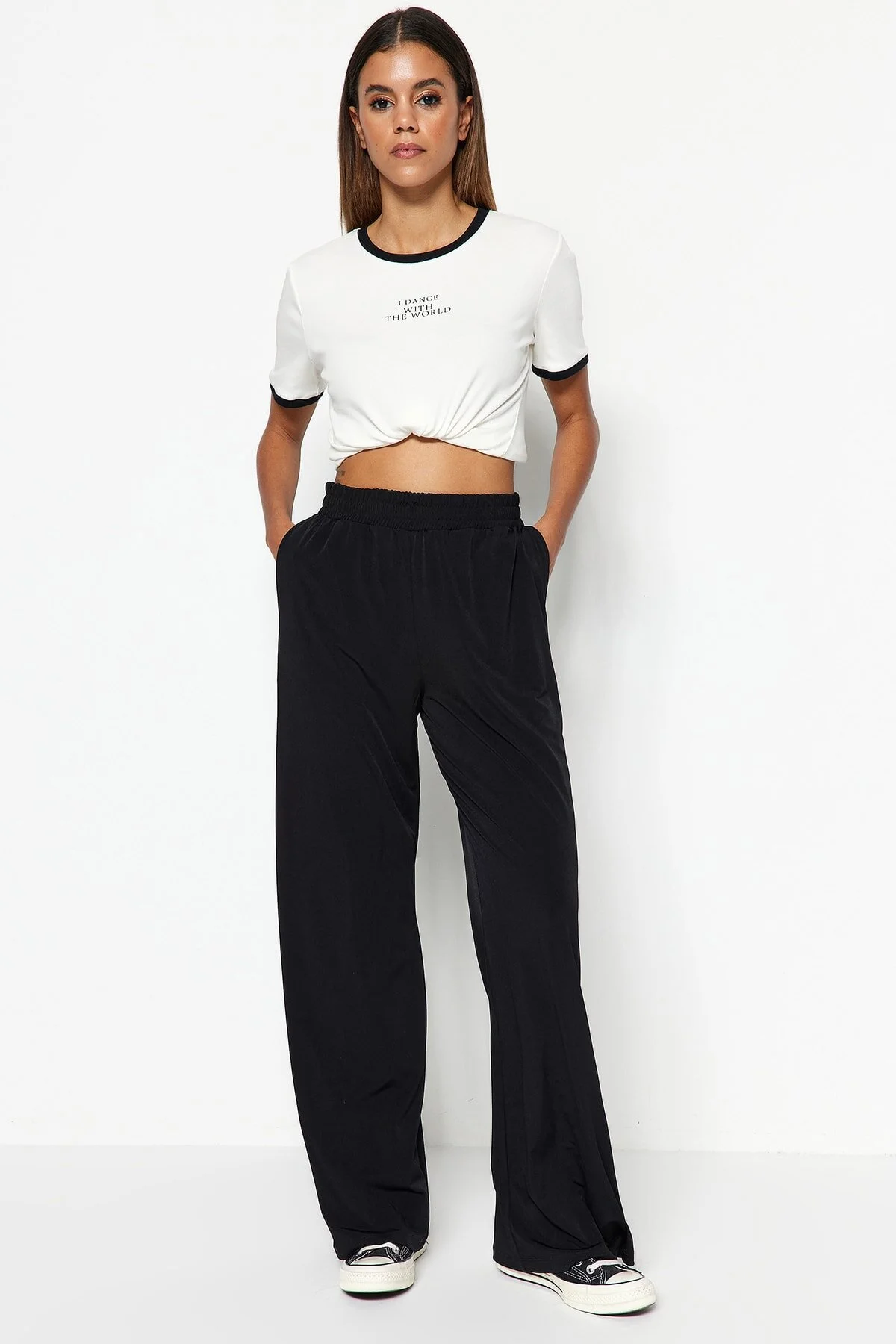 Trendyol Collection  Schwarze, weit geschnittene, locker geschnittene, dehnbare Strickhose mit hoher Taille TWOSS23PL00129