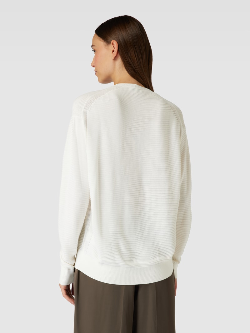 Strickpullover mit V-Ausschnitt in offwhite