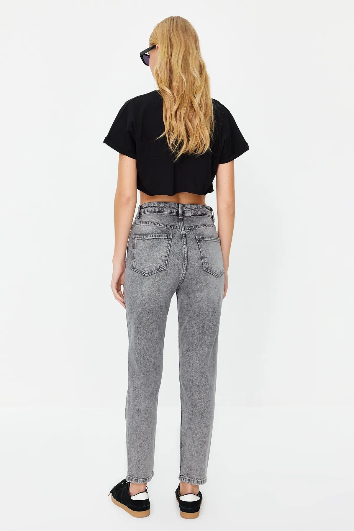Trendyol Collection  Anthrazitfarbene Slim-Mom-Jeans mit hoher Taille TWOSS24JE00039