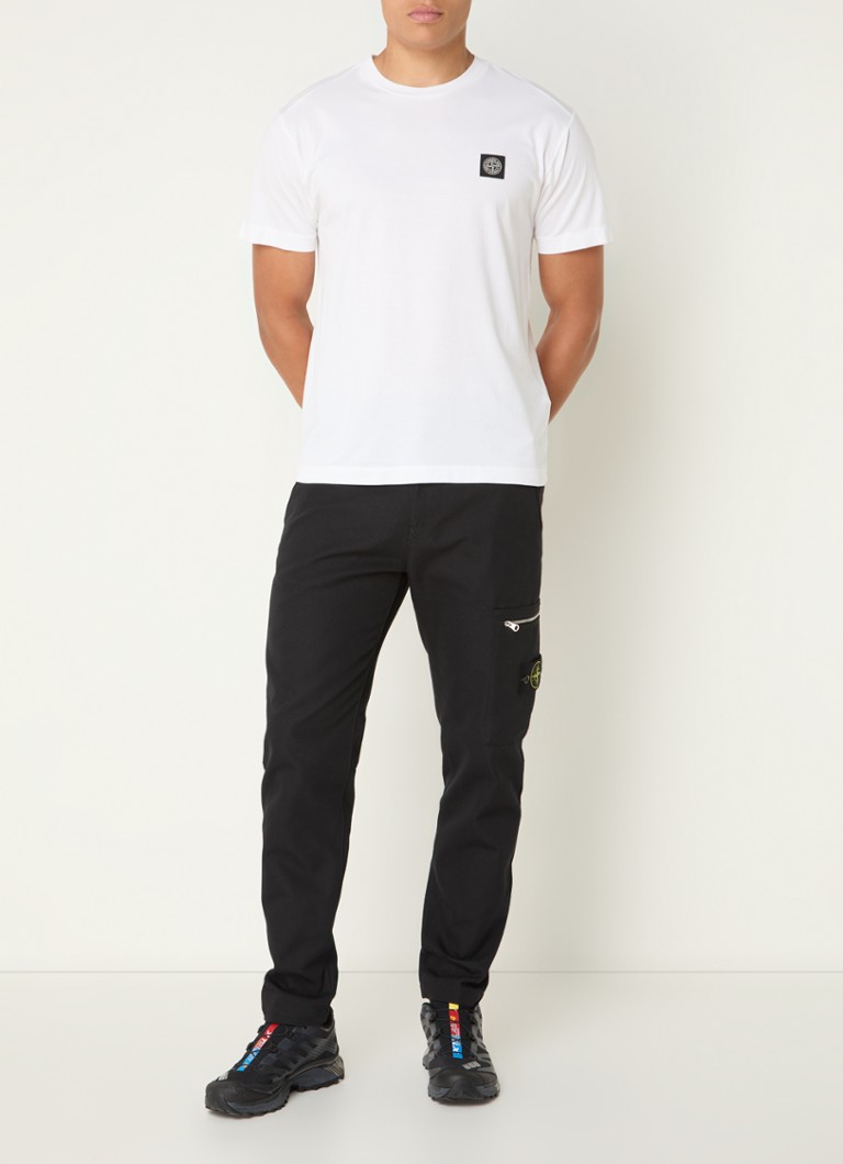 Pantaloni Stone Island 32503 slim fit, cu logo și buzunare cu fermoar.