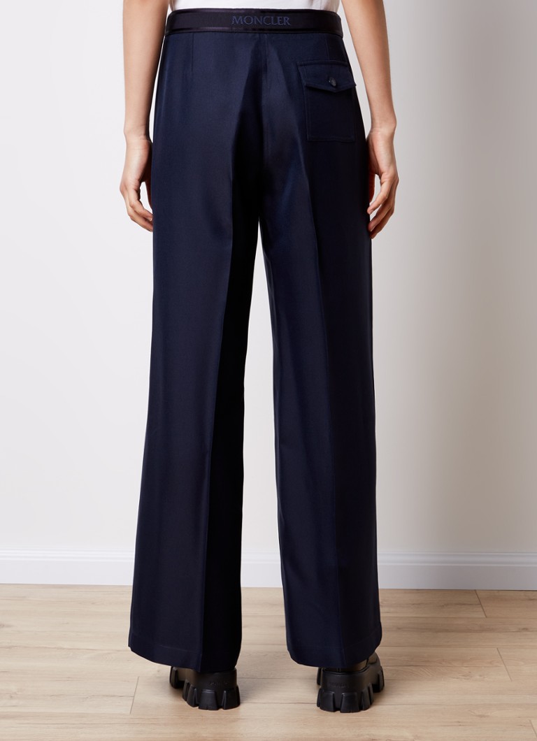 Pantaloni Moncler cu talie înaltă, croială largă și detalii plisate.