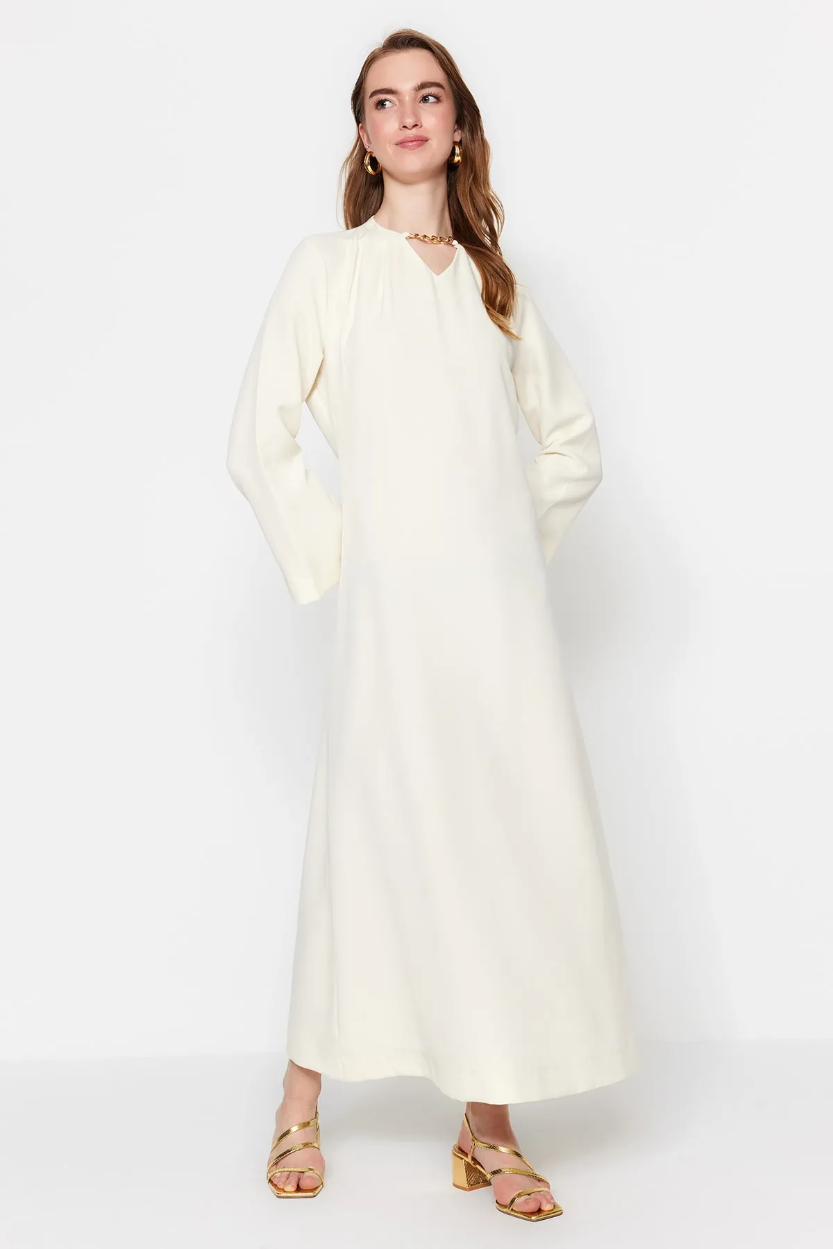 Trendyol Modest  Ecru Nu A-Linien-Abendkleid aus Crêpe mit Halsketten-Accessoires TCTSS23DB00023