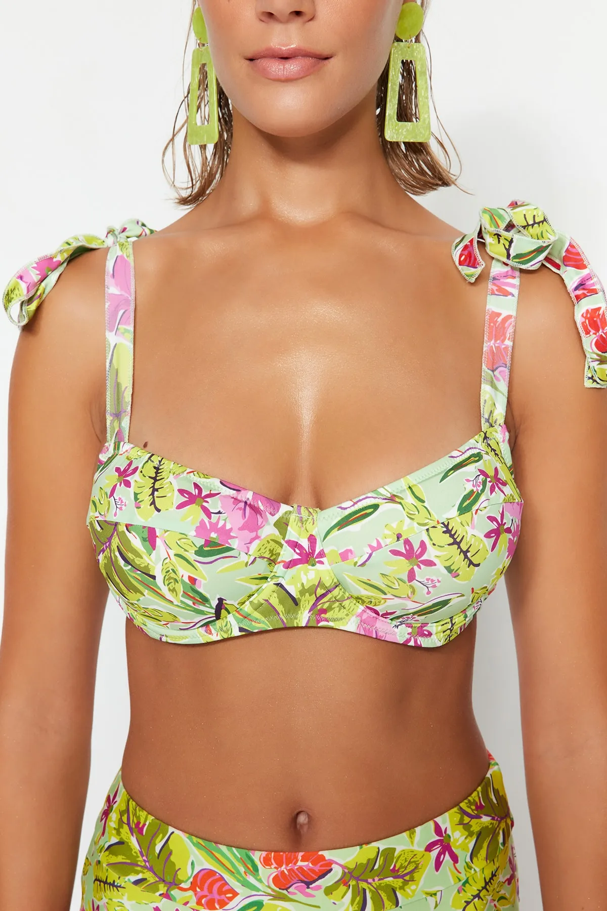 Trendyol Collection  Bügel-Bikinioberteil mit Blumenmuster TBESS22BU0138