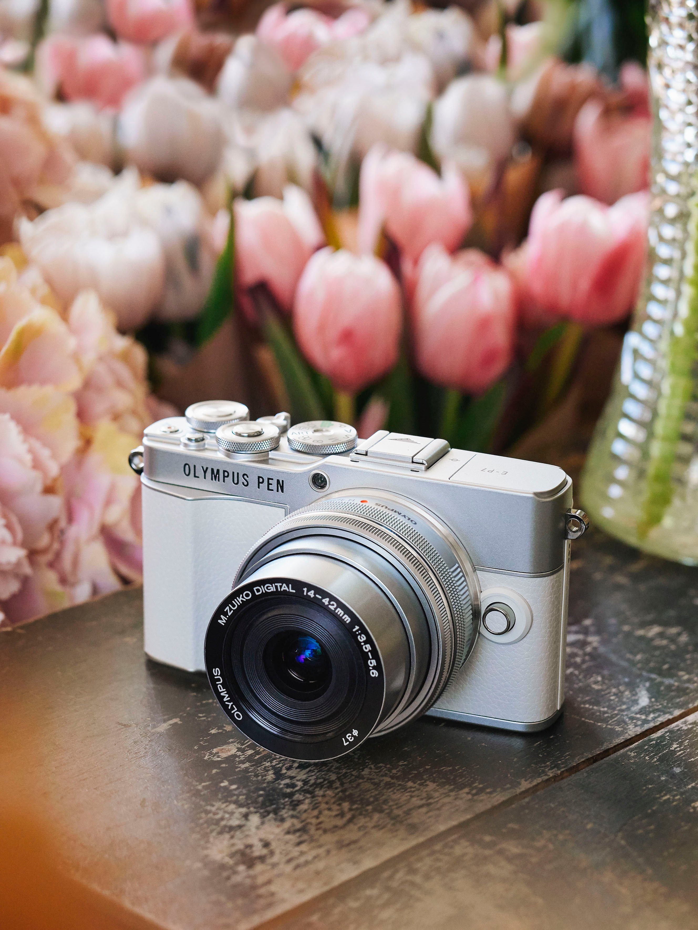 Olympus E‑P7 Systemkamera (M. Zuiko Digital ED 14-42mm F3.5-5.6 EZ Pancake, 20,3 MP, 3x opt. Zoom, Bluetooth, WLAN)