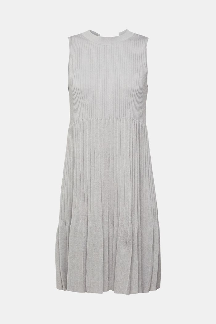 Eng anliegendes und ausgestelltes Plisseekleid