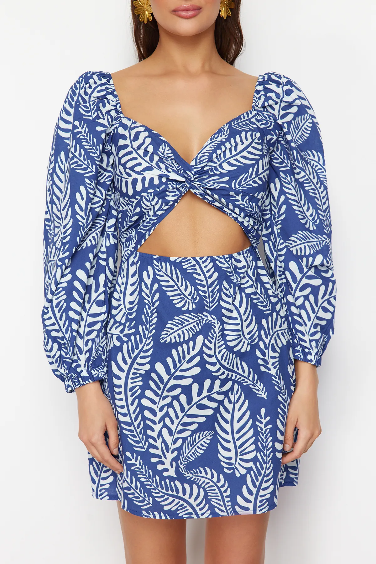 Trendyol Collection  Gewebtes Mini-Strandkleid mit Cut-out/Fensterausschnitt und tropischem Print TBESS23EL00175