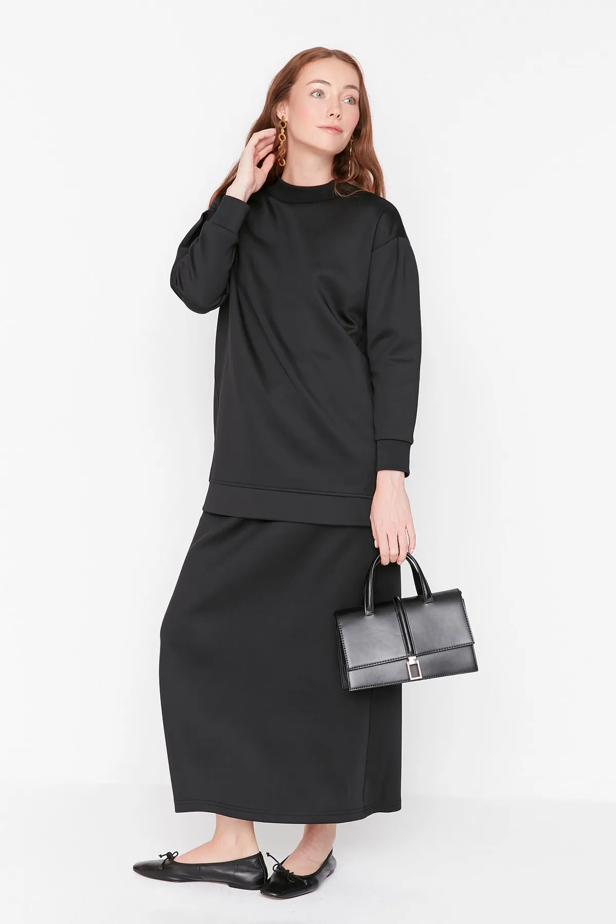 Trendyol Modest  Schwarzes Strickset aus Scuba-Tunika und -Rock mit Ärmeldetail TCTAW23US00106