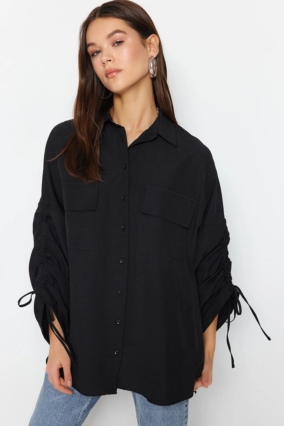 Trendyol Modest  Schwarzes Hemd aus gewebter Baumwolle mit verstellbaren Ärmeln und Raffung, TCTSS23TG00011
