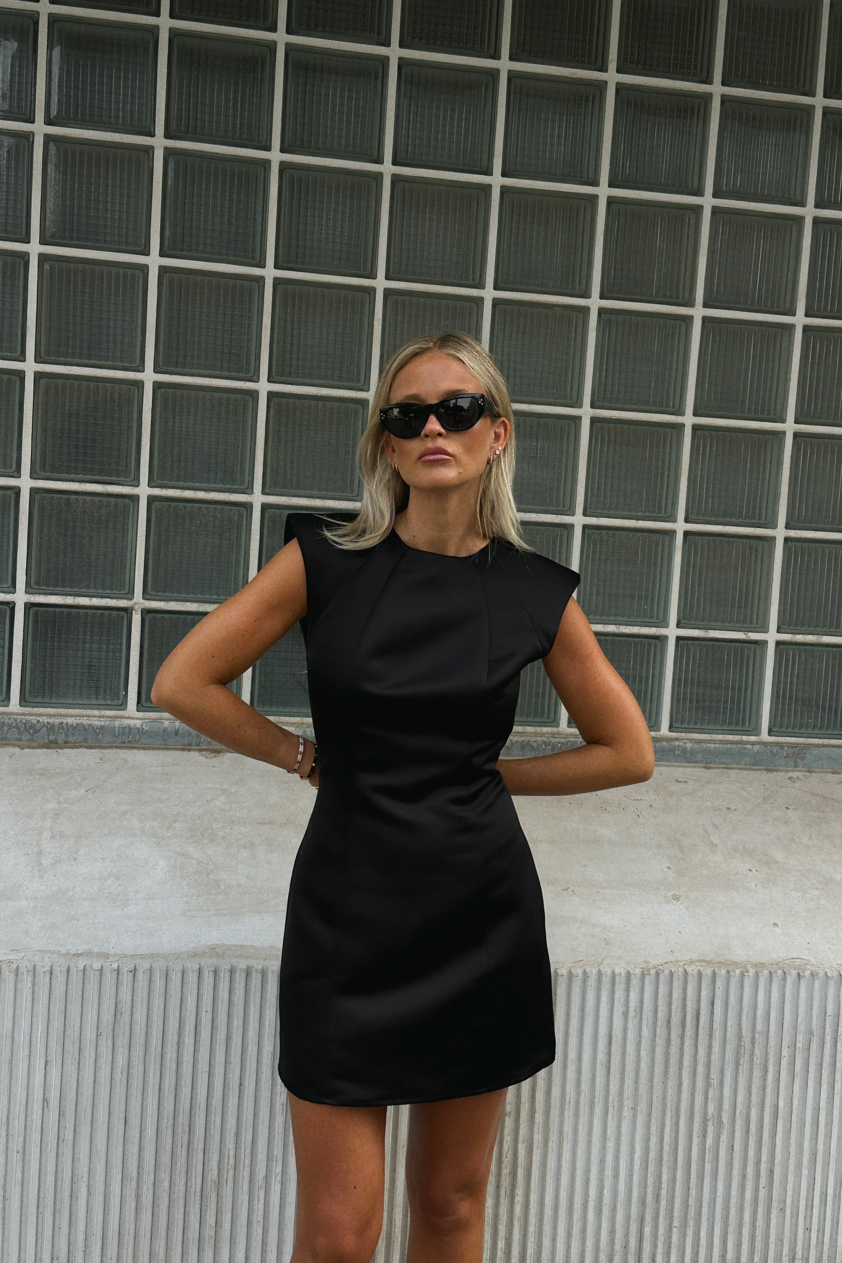 Minikleid mit spitzen Schultern