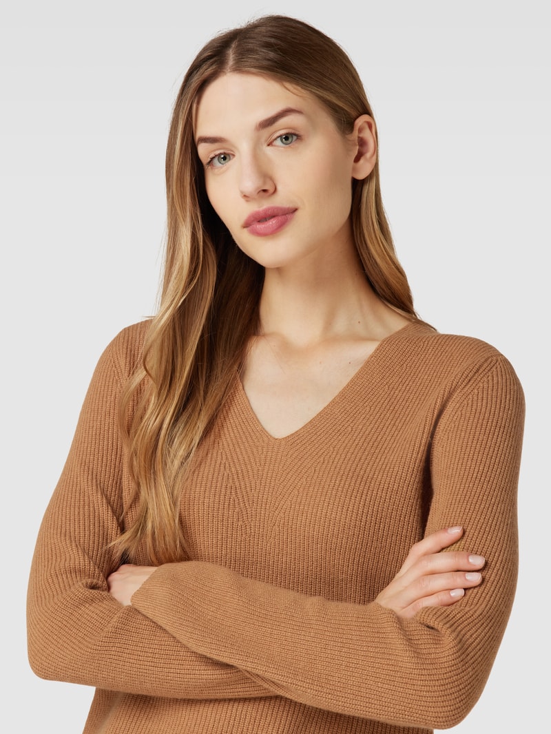 Strickpullover mit V-Ausschnitt in camel