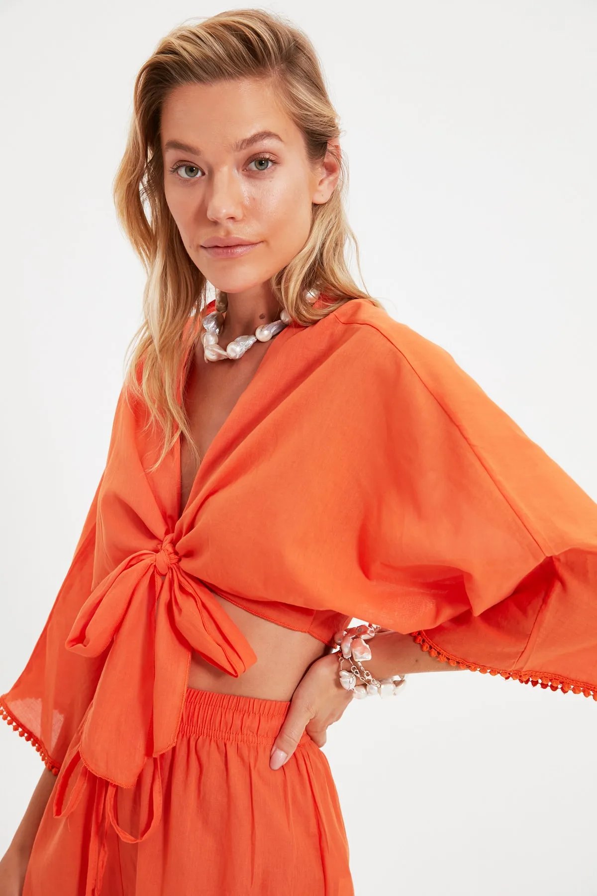 Trendyol Collection  Orangefarbenes, gewebtes, gebundenes Blusen-Shorts-Set aus 100 % Baumwolle TBESS21AU0481
