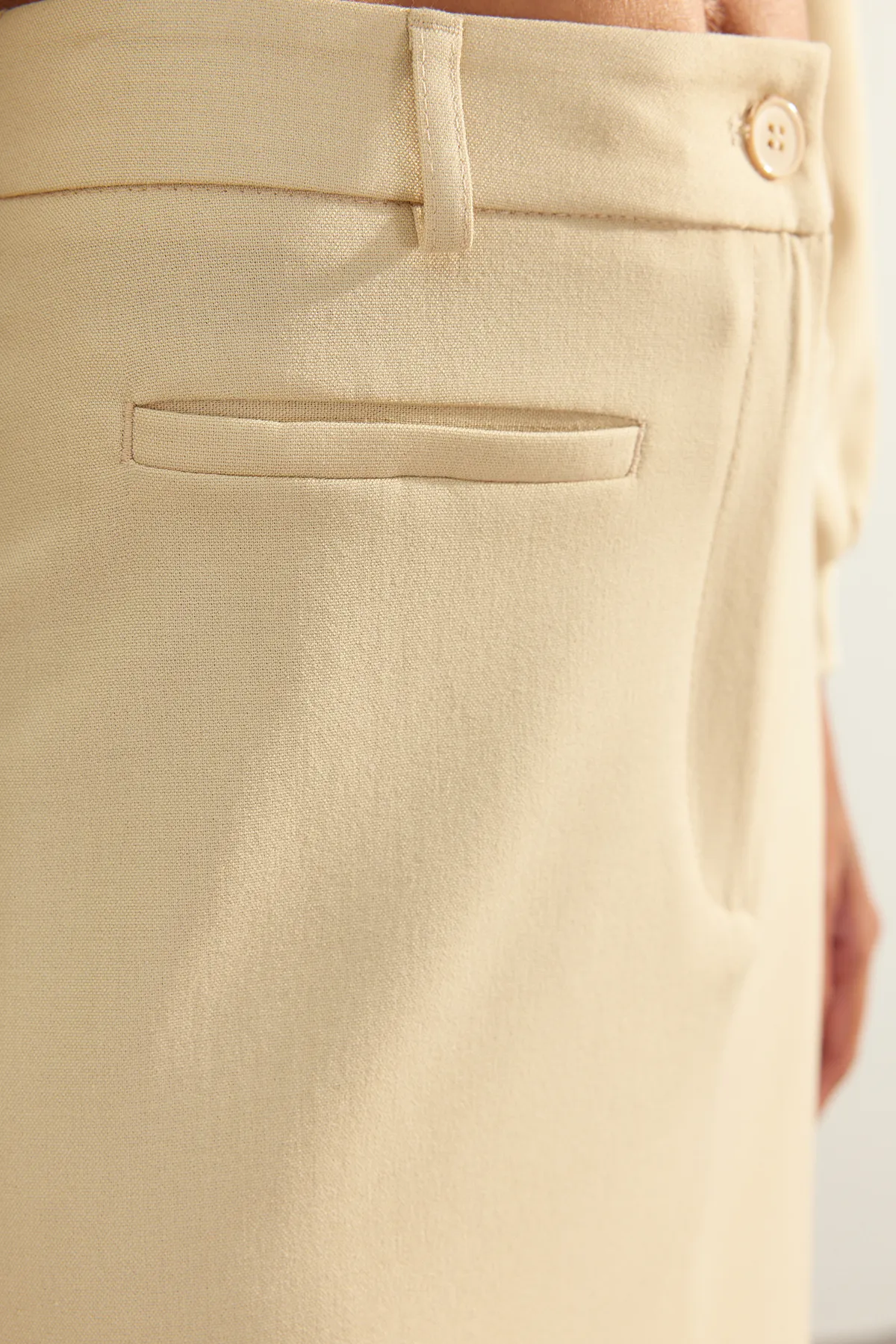 Trendyol Collection  Beiger, limitierter, hochwertiger Midi-Webrock aus Kunstleder mit Schlitz und Details TWOAW24ET00288