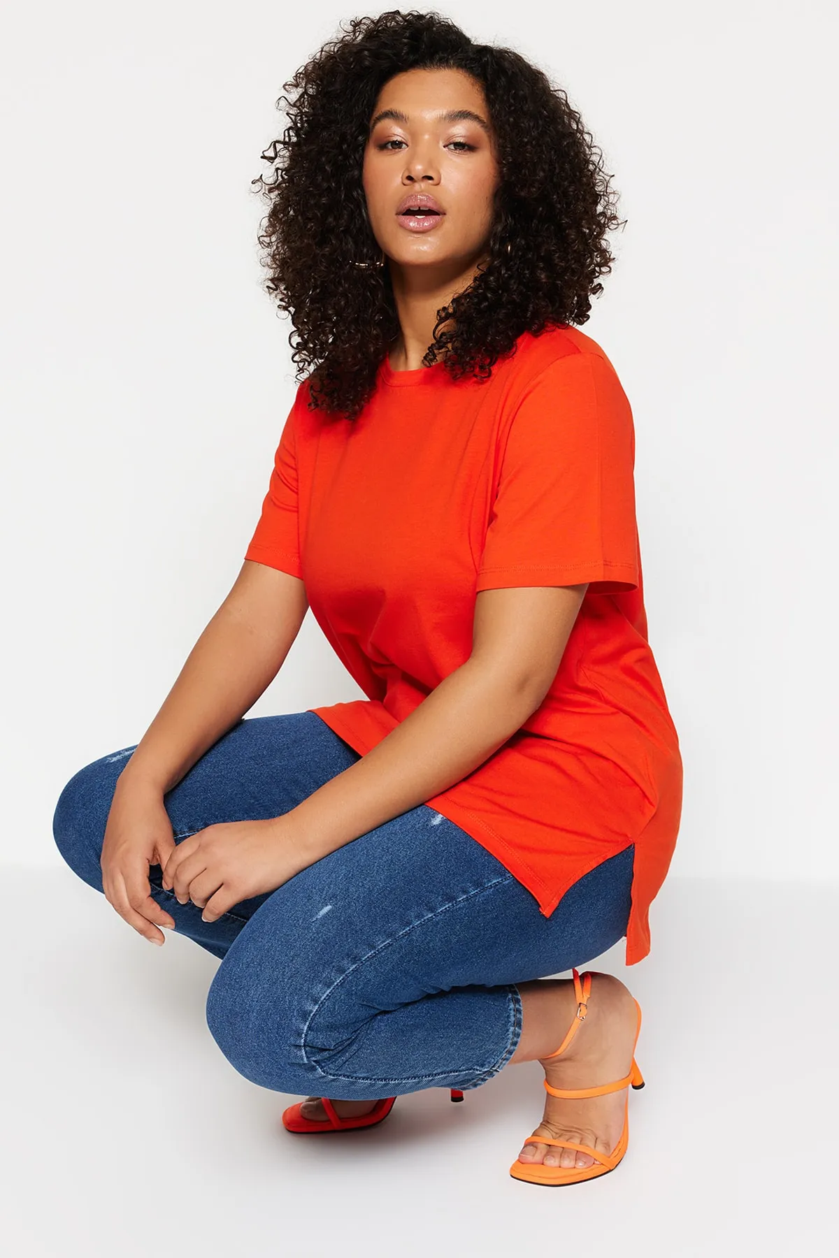 Trendyol Curve  Rotes Boyfriend-Strick-T-Shirt mit Rundhalsausschnitt und Schlitz TBBSS22BF0031