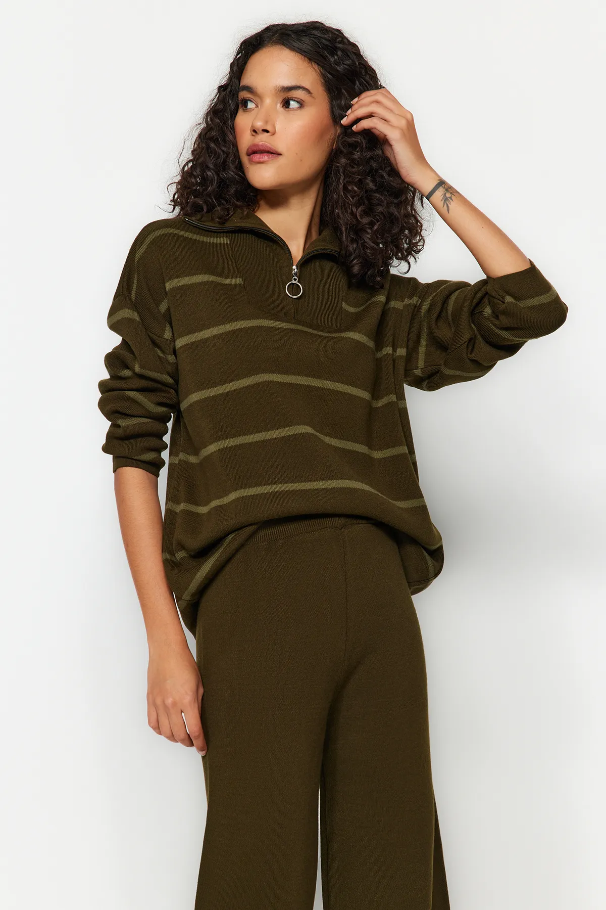 Trendyol Collection  Khakifarbenes Strickoberteil und -unterteil im weiten Schnitt TWOAW24AU00025